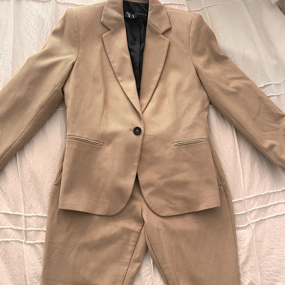 Zara Suite. Jacket US Size 6- Pants US size 8